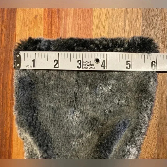 The Limited Faux Fur Neck Wrap - Picture 4 of 6